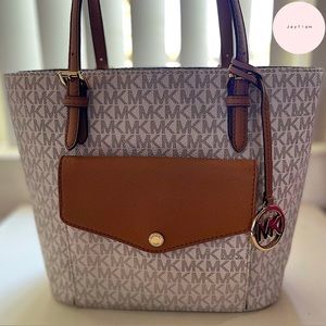 Michael Kors jet set medium pocket multifunction tote bag ( vanilla/acorn)